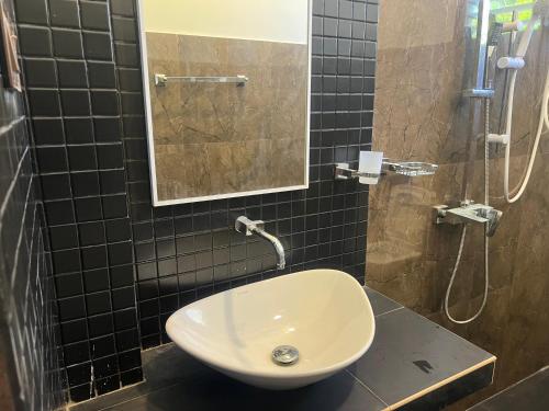 a bathroom with a sink and a mirror at Birds Nest 2 in Bandaramulla