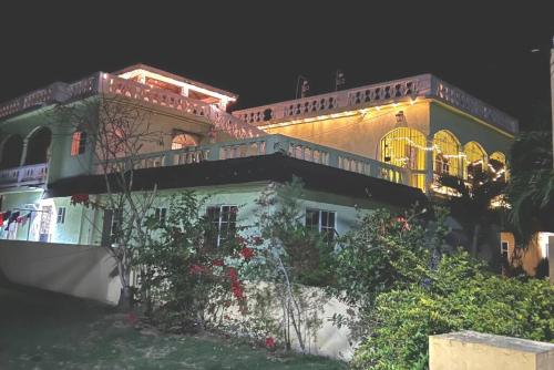 El edificio en el que está la casa vacacional