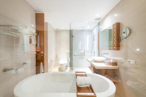 Koupelna v ubytování VOUK Hotel and Suites Nusa Dua Bali