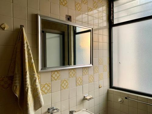 un bagno con lavandino e specchio di Departamento céntrico compartido a Pachuca de Soto