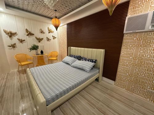 a bedroom with a bed and a table with chairs at South Pearl Villas 
