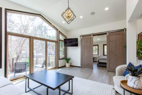 Gallery image of Modern Smart House In The Woods with 2 King BDS 2 BA in Rapid City