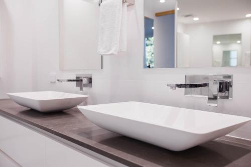 Ένα μπάνιο στο Unit 118 Luxury Beachfront Penthouse - Cotton Beach