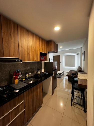 a kitchen with wooden cabinets and a counter top at Menacho Apartamento - Mangales Blue Norte in Santa Cruz de la Sierra