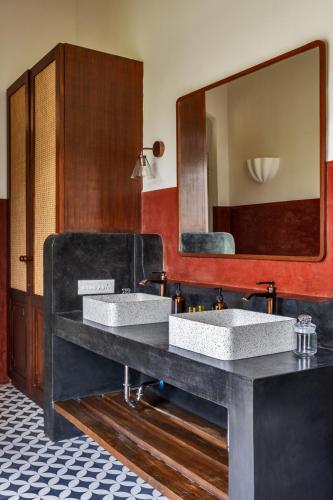 a bathroom with two sinks and a large mirror at La Rozalia, Exquisite 4 BHK Villas with Large Pool, Garden, Dedicated Caretaker, Terrace, 2 mins from the famous Dear Zindagi Road in Mapusa