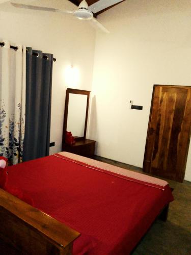 Ένα ή περισσότερα κρεβάτια σε δωμάτιο στο Mirissa Surf Villa