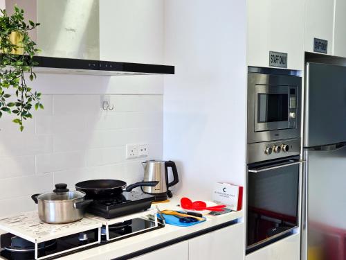 Η κουζίνα ή μικρή κουζίνα στο Beacon Executive Suite by NGN - Georgetown Penang