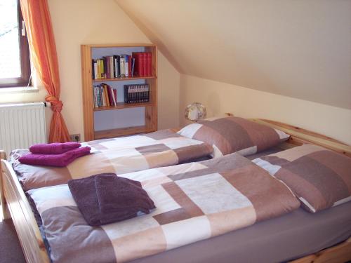 dos camas sentadas una al lado de la otra en un dormitorio en Gästezimmer Charlotte, en Dresden