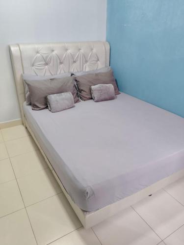 Katil atau katil-katil dalam bilik di Nena Homestay Setia Alam, Air Conditioned, High Speed Internet