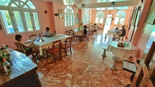 Εστιατόριο ή άλλο μέρος για φαγητό στο Scenic View Tourist Inn