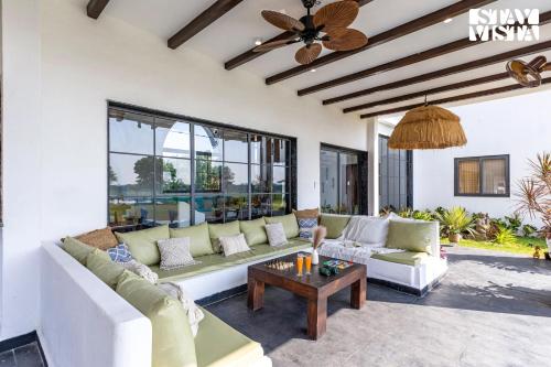 Χώρος καθιστικού στο StayVista at Lotus by the lake with Pool, BBQ & Lawn