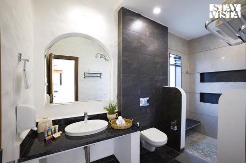 Ένα μπάνιο στο StayVista at Lotus by the lake with Pool, BBQ & Lawn