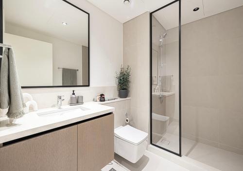 a bathroom with a toilet and a sink and a shower at Lux Escape, Burj Crown Opera View, Near Dubai Mall in Dubai