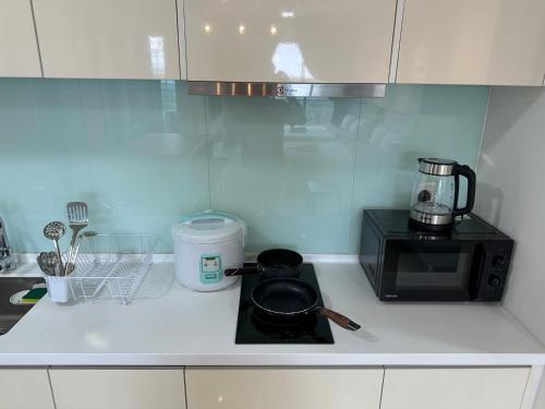 Dapur atau dapur kecil di Teega Suites PuteriHarbour By WP Homestay