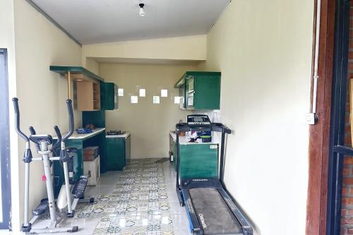an empty room with a gym with a treadmill at Annet Homestay Yogyakarta in Balong
