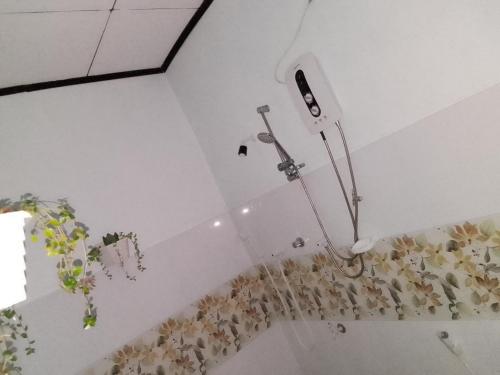 Ένα μπάνιο στο Mirissa Surf Villa