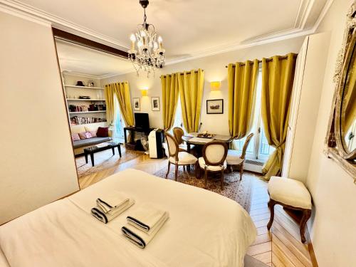 une chambre avec un lit et un salon dans l'établissement 27 avenue de la bourdonnais 75007 CHABLIS, à Paris