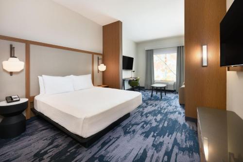 Кровать или кровати в номере Fairfield by Marriott Inn & Suites Orlando at Millenia