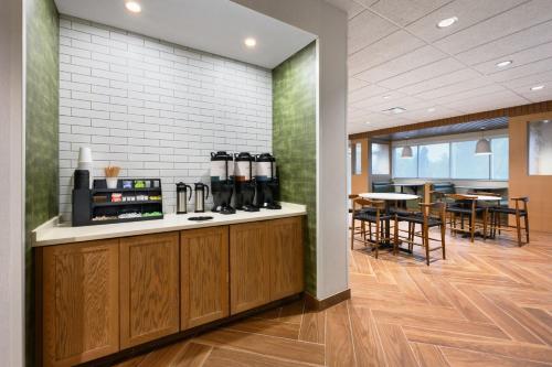 Принадлежности для чая и кофе в Fairfield by Marriott Inn & Suites Orlando at Millenia