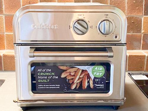 a toaster oven with a picture of some food at 隠れ家stay蔵ひなわら in Ohnan-cho