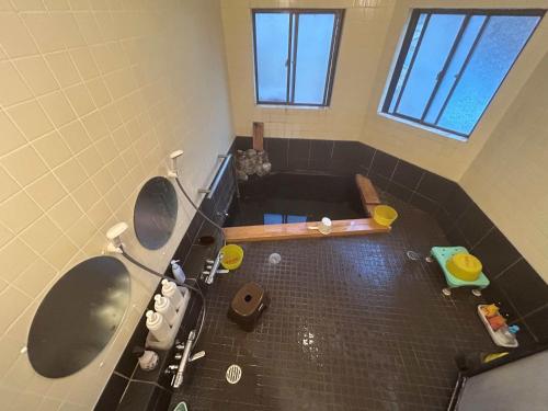 an overhead view of a bathroom with a toilet and a tub at 池の平温泉 ロッジ コクハ in Myoko