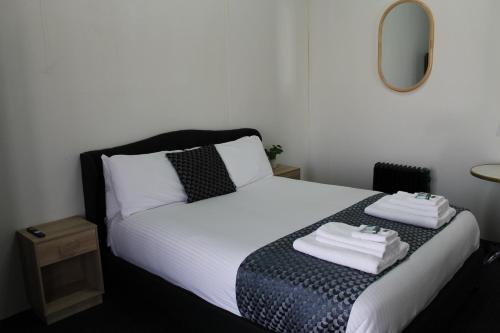 Postel nebo postele na pokoji v ubytování Romano's Hotel & Suites Wagga Wagga