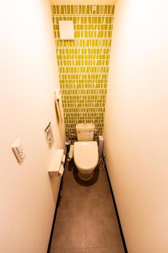 a small bathroom with a toilet in a room at A-JA in Niki