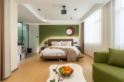 a bedroom with a bed and a green wall at Dali Yufu B&B Hotel in Dali Shuanglang