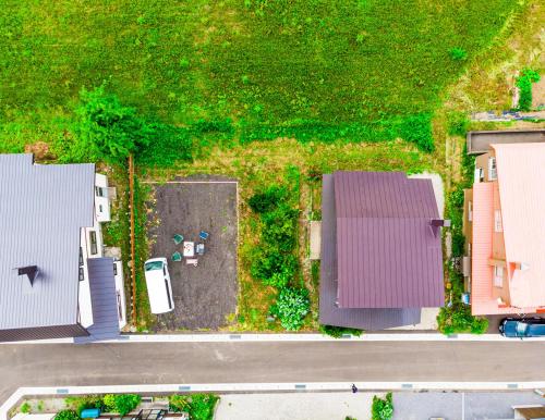 an overhead view of a yard with houses at A-JA in Niki