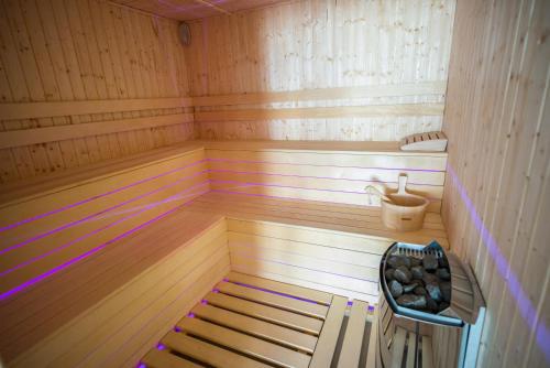 a small sauna with a bench in the middle at Pensiunea Royal Spa in Piatra Neamţ