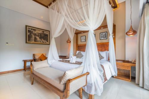 Una cama o camas en una habitación de The Lokha Ubud Resort, Villas & SPA