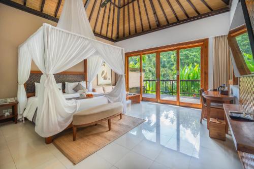 Postel nebo postele na pokoji v ubytování The Lokha Ubud Resort, Villas & SPA