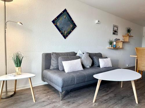 a living room with a couch and a table at Ferienwohnung De Klüver in Dorum