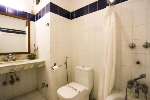 a bathroom with a toilet and a sink and a shower at Dreamland Gold Resort & Hotel in Bhairāhawā
