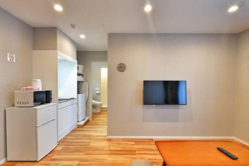 een woonkamer met een flatscreen-tv aan de muur bij ZJ201 Hanama201 The Skytree Residence A Newly Home by Tokyo Iconic Landmarks in Tokyo