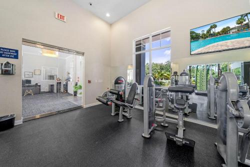 Γυμναστήριο ή/και όργανα γυμναστικής στο Modern 3br2ba Pools, Gym Near Airport #5