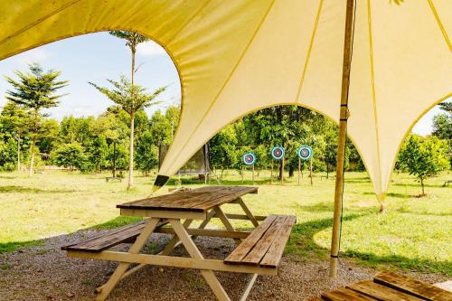 Taman di luar Panorama Glamping