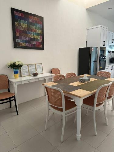Η κουζίνα ή μικρή κουζίνα στο Homestay Samsul Sungkai