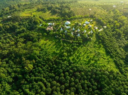 Landskap semula jadi dekat dengan perkhemahan mewah