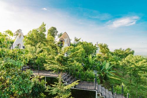 Landskap semula jadi dekat dengan perkhemahan mewah