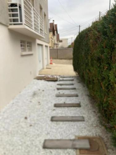 un chemin avec des pas japonais à côté d'un bâtiment dans l'établissement La kaza, à Vaires-sur-Marne