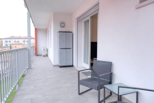 Elle comprend un balcon avec deux chaises, une table et un réfrigérateur. dans l'établissement Appartamento AL 45 B.go Roma -Vr- con garage, à Vérone