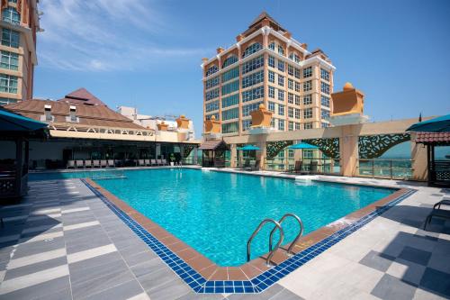 a large swimming pool in front of a building at Paya Bunga Hotel Terengganu in Kuala Terengganu