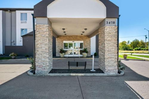 un edificio con una panchina nera davanti di Sleep Inn Springfield West a Springfield