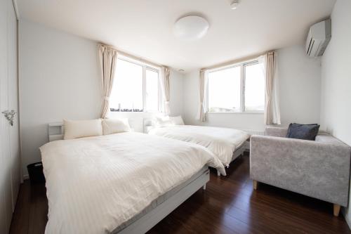 上富良野町にあるThe BEEHIVE KAMIFURANOの窓が2つある部屋にベッドが2つある