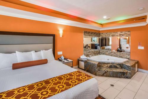 Postel nebo postele na pokoji v ubytování Rodeway Inn & Suites Pasadena