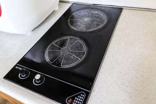 a stove with three dials on top of a counter at Boryeong BonGaya Hotel in Boryeong