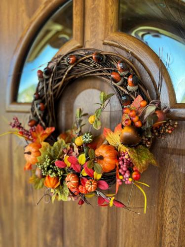a wreath on a wooden door with a pumpkin wreath at Pokoje u Hani - sauna, balia z hydromasażem in Bukowina Tatrzańska