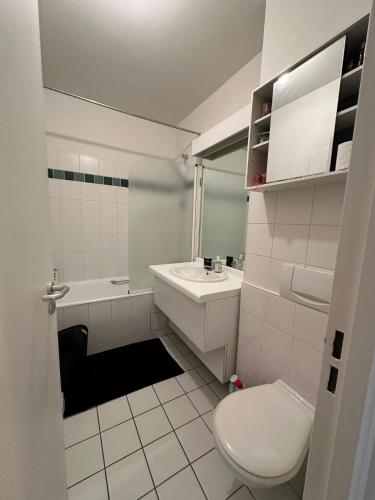 une salle de bain blanche avec des toilettes et un lavabo dans l'établissement Studio cosy coeur paris - quartier Opéra, à Paris