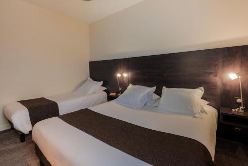 Postel nebo postele na pokoji v ubytování Hôtel Ronsard